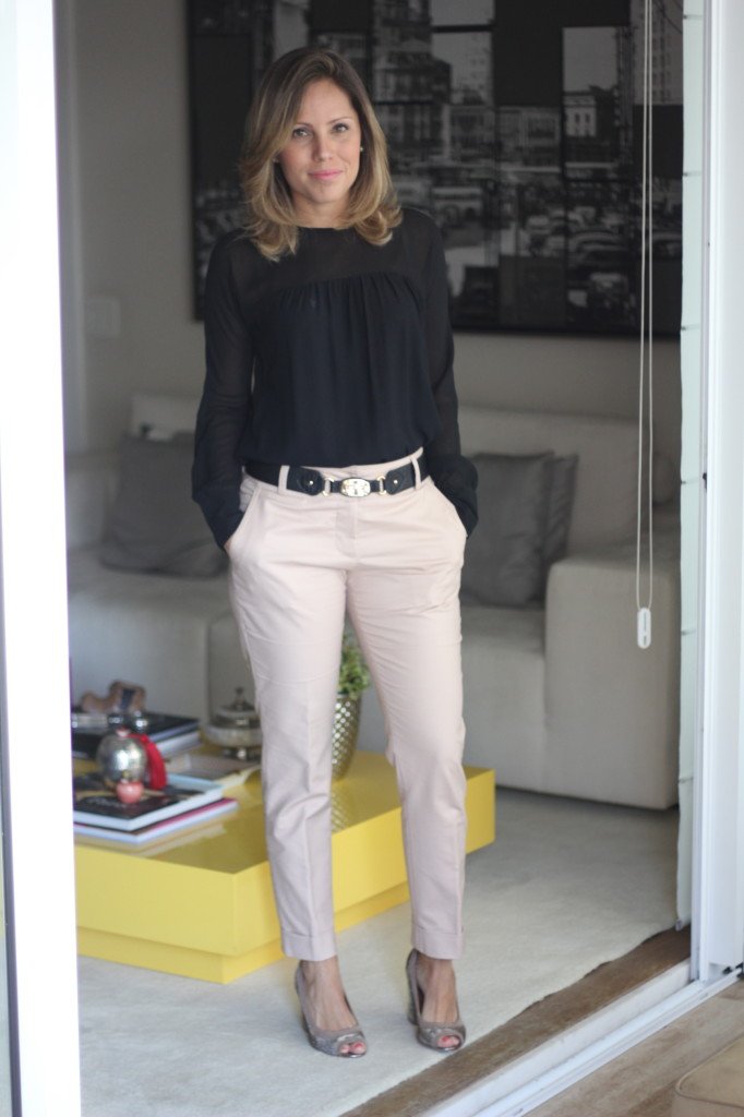 Calça cropped beige blusa preta cinto