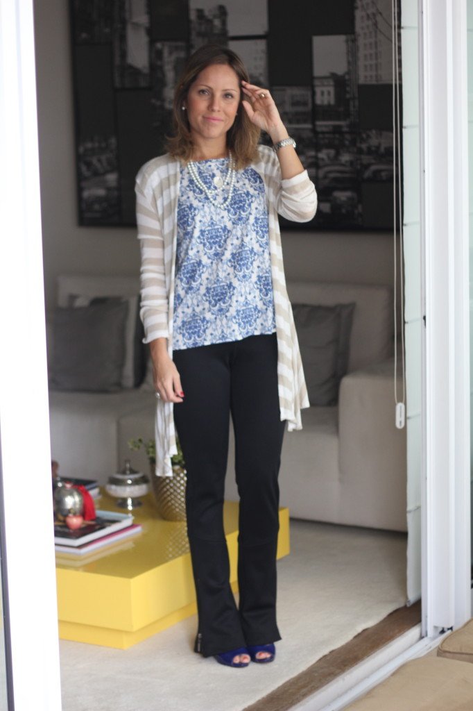 Look de trabalho calça flare preta blusa azuleijo português cardigã 1