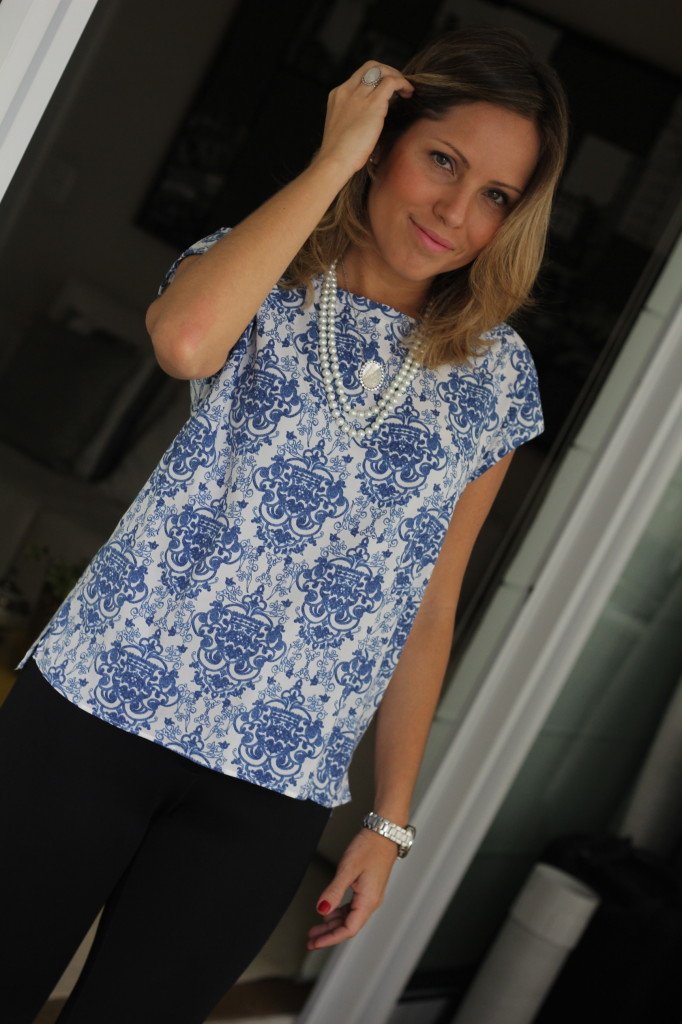 Look de trabalho calça flare preta blusa azuleijo português cardigã 12