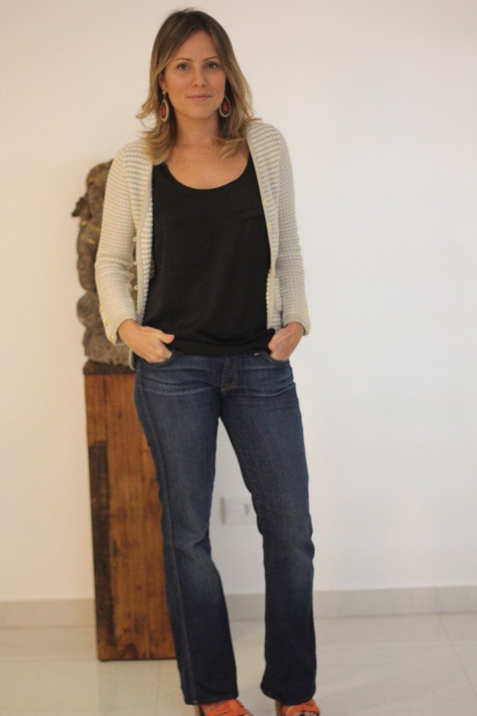 Look de final de semana com jeans seven blusa cetim preta casaqueto e maxibrinco 3