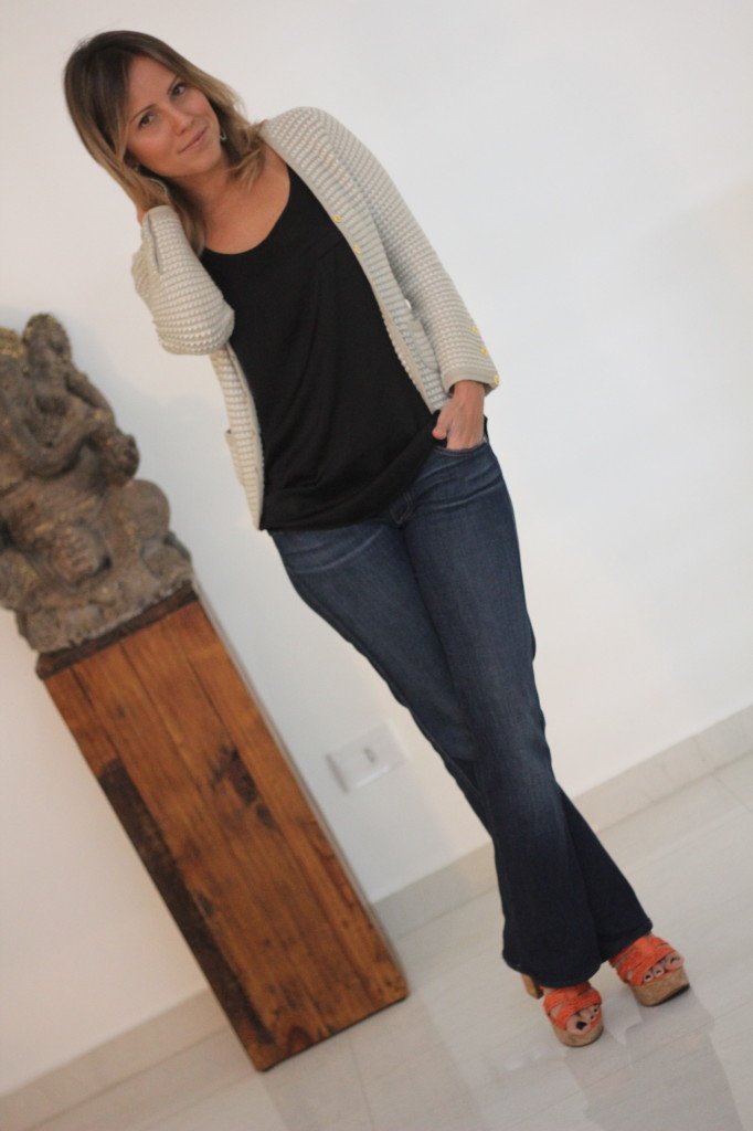 Look de final de semana com jeans seven blusa cetim preta casaqueto e maxibrinco 4