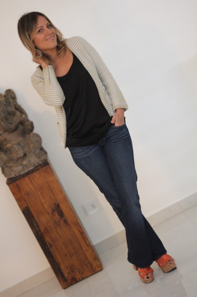 Look de final de semana com jeans seven blusa cetim preta casaqueto e maxibrinco 5