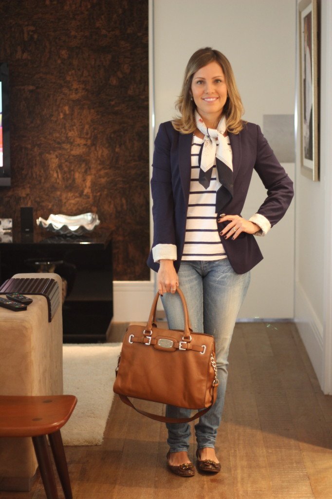 Look de trabalho casual calça jeans camisa listrada blazer azul marinho e lenço