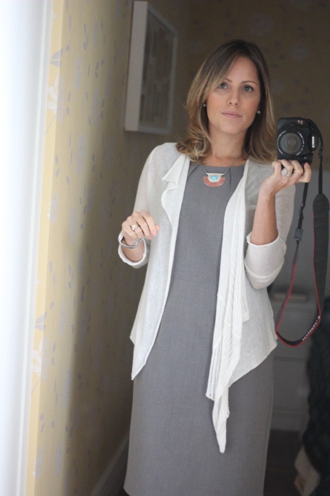 Look de trabalho do dia vestido cinza gregory cardigã branco 1