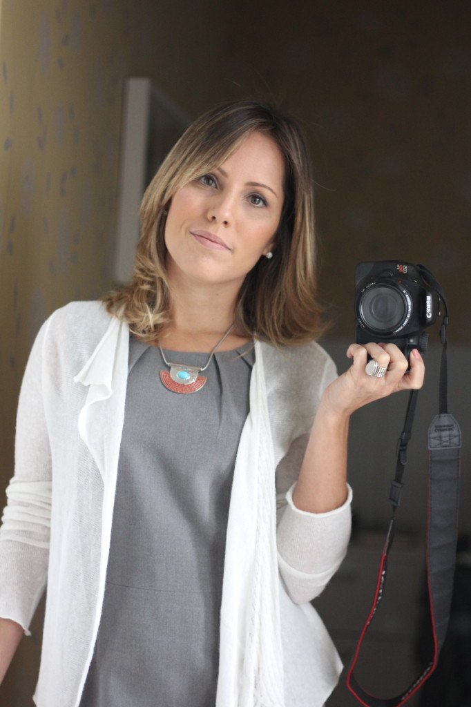 Look de trabalho do dia vestido cinza gregory cardigã branco 3