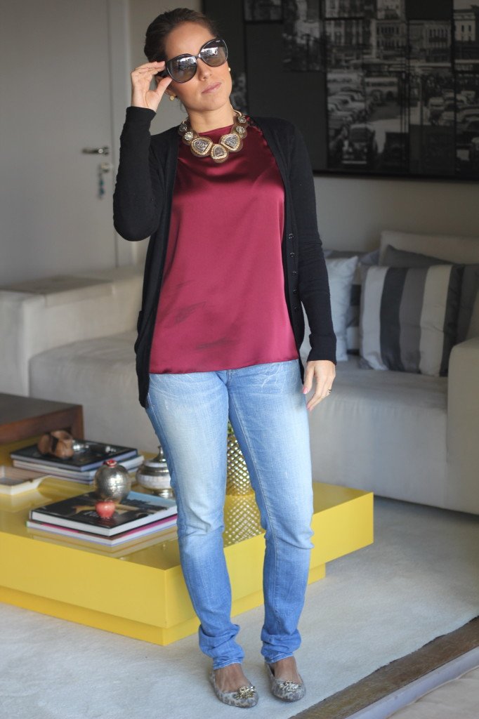 Look do dia casual inspirado em Olivia Palermo com jeans blusa cetim burgundy cardigã preto 1