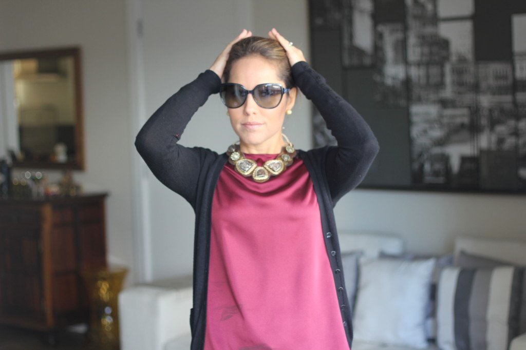 Look do dia casual inspirado em Olivia Palermo com jeans blusa cetim burgundy cardigã preto 3