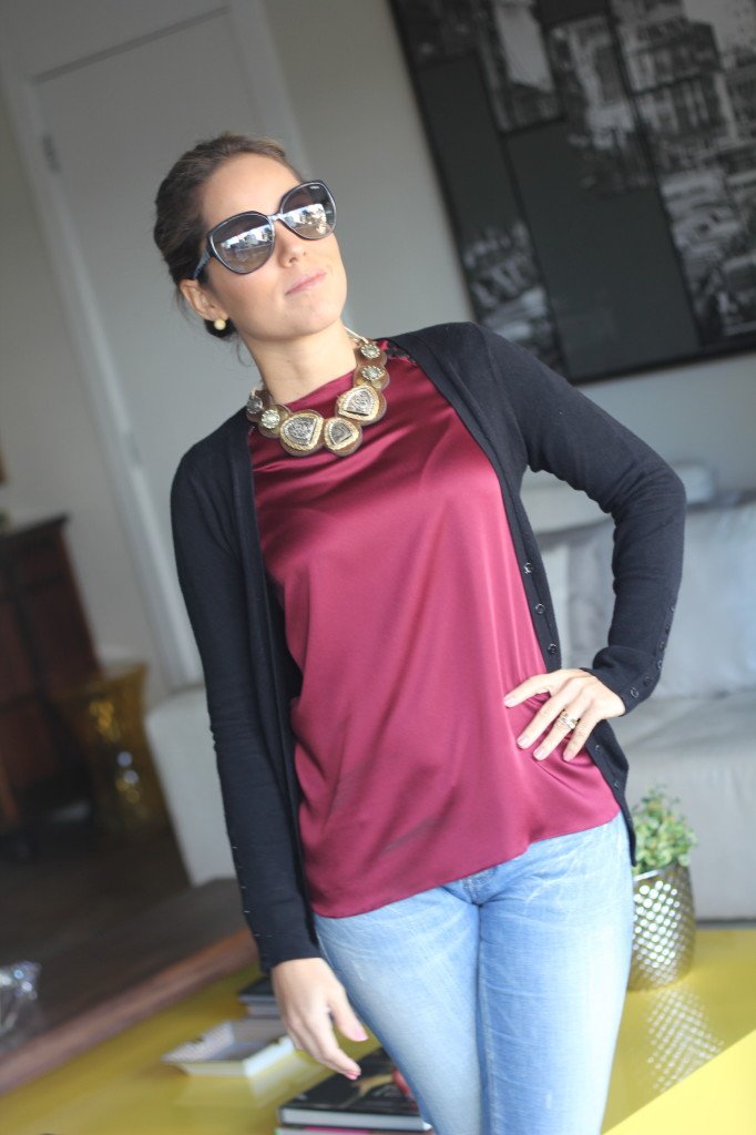 Look do dia casual inspirado em Olivia Palermo com jeans blusa cetim burgundy cardigã preto 5