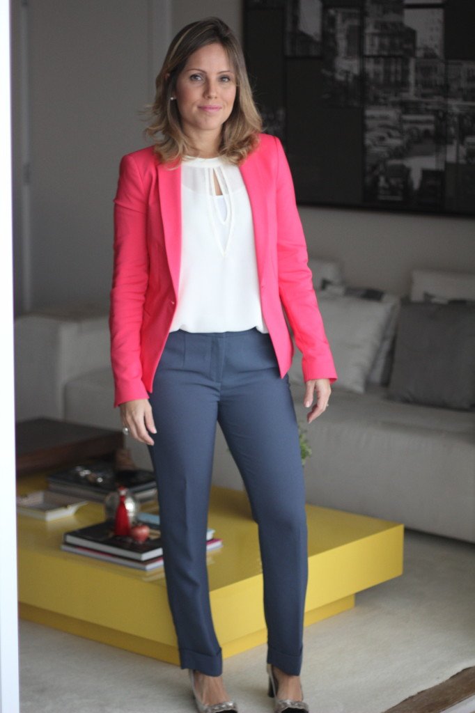 Look do dia com calça cropped cinza blusa branca blazer pink 1