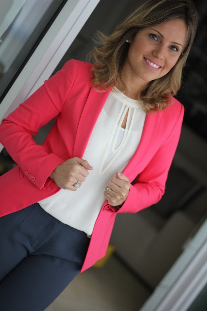 Look do dia com calça cropped cinza blusa branca blazer pink 3