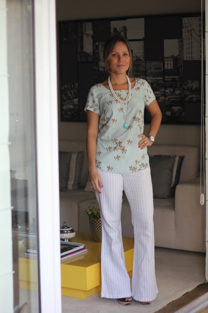 Look do dia para trabalho calça flare linho branca blusa romantica colares de perolas 8