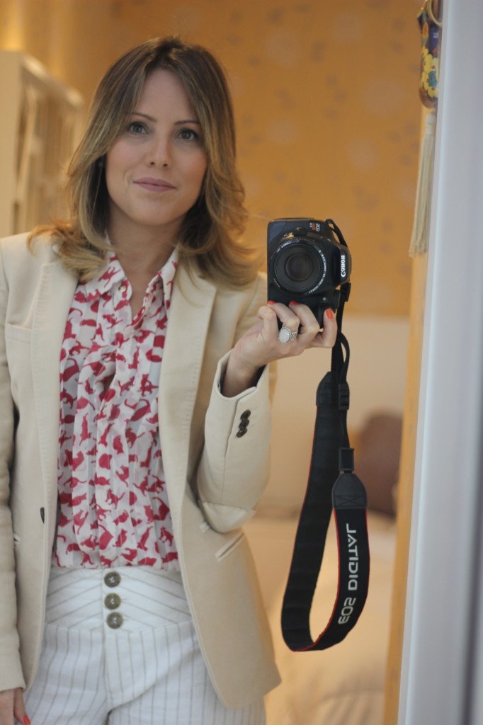 Look de trabalho do dia calça flare linho branca blusa estampada blazer bege Chris Castro 4