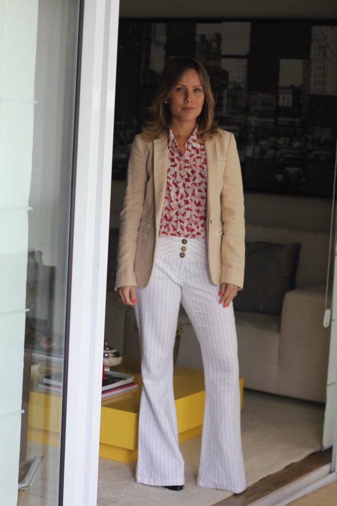 Look de trabalho do dia calça flare linho branca blusa estampada blazer bege Chris Castro 7