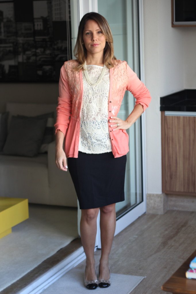 Look do dia trabalho chris castro saia preta blusa perola cardigã salmon 1