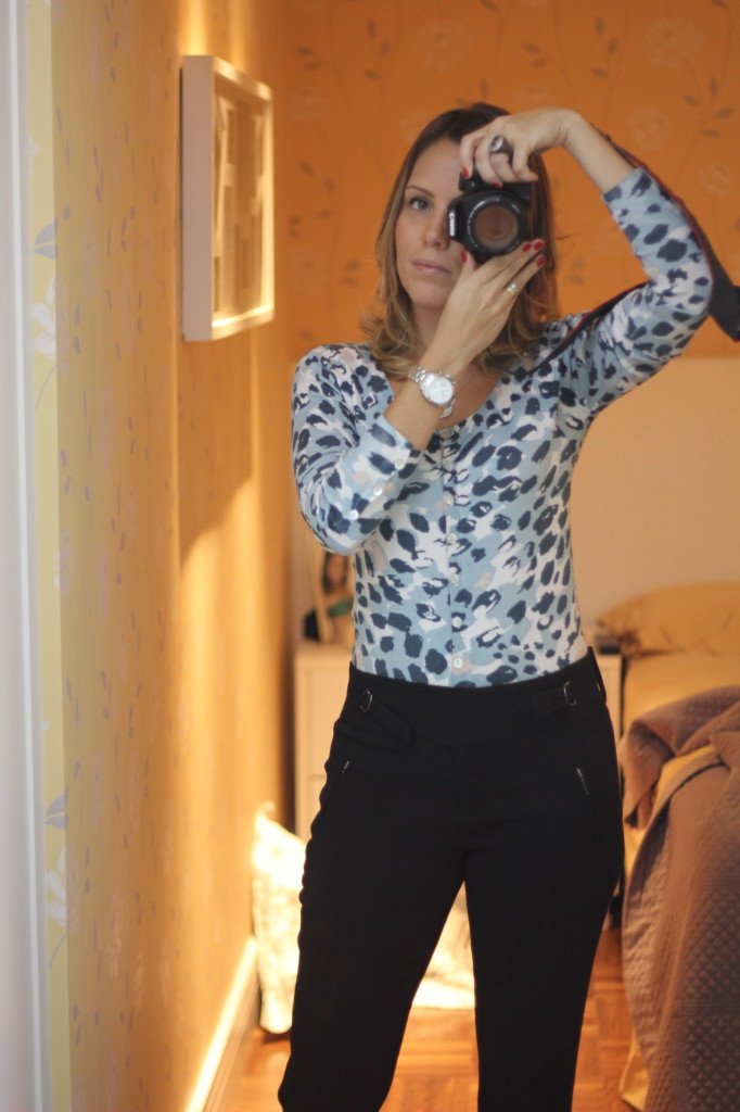 Look do dia trabalho chris castro calça preta blusa animal print 2