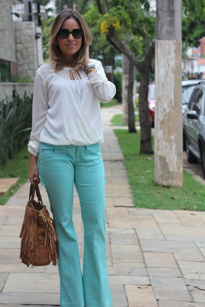 Look do dia trabalho pérolas da chris castro calça flare turquesa renata campos blusa branca le lis blanc 1