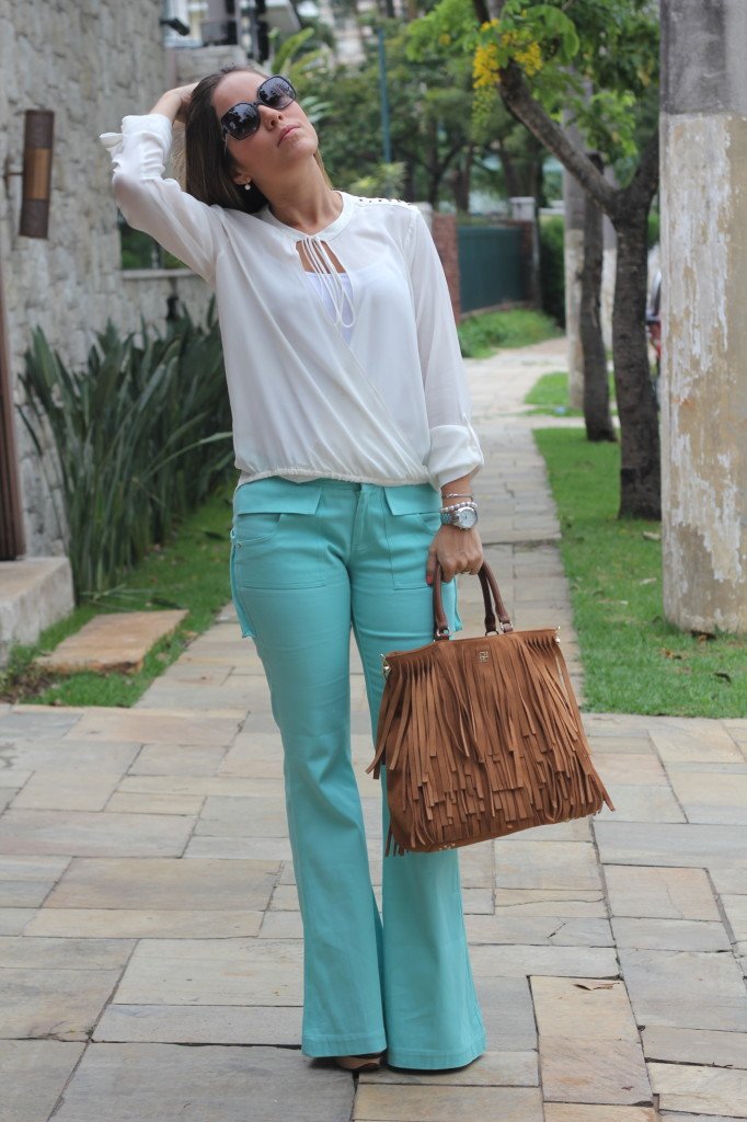 Look do dia trabalho pérolas da chris castro calça flare turquesa renata campos blusa branca le lis blanc 2