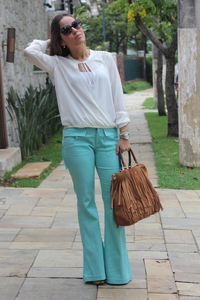 Look do dia trabalho pérolas da chris castro calça flare turquesa renata campos blusa branca le lis blanc 3