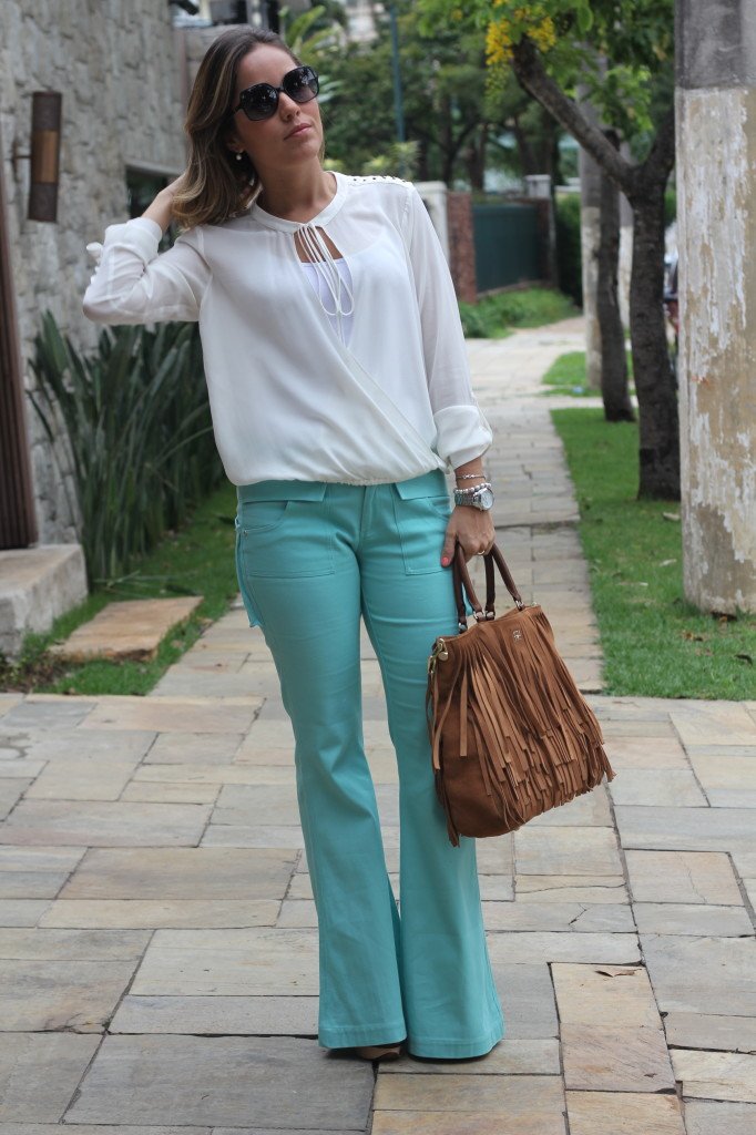 Look do dia trabalho pérolas da chris castro calça flare turquesa renata campos blusa branca le lis blanc 4