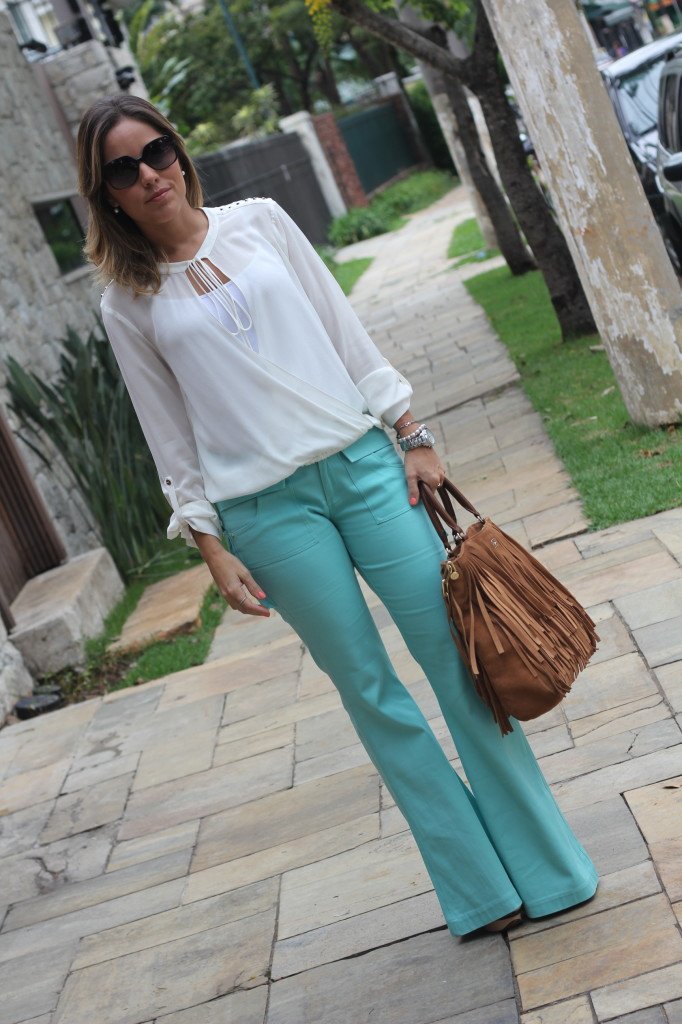 Look do dia trabalho pérolas da chris castro calça flare turquesa renata campos blusa branca le lis blanc 5