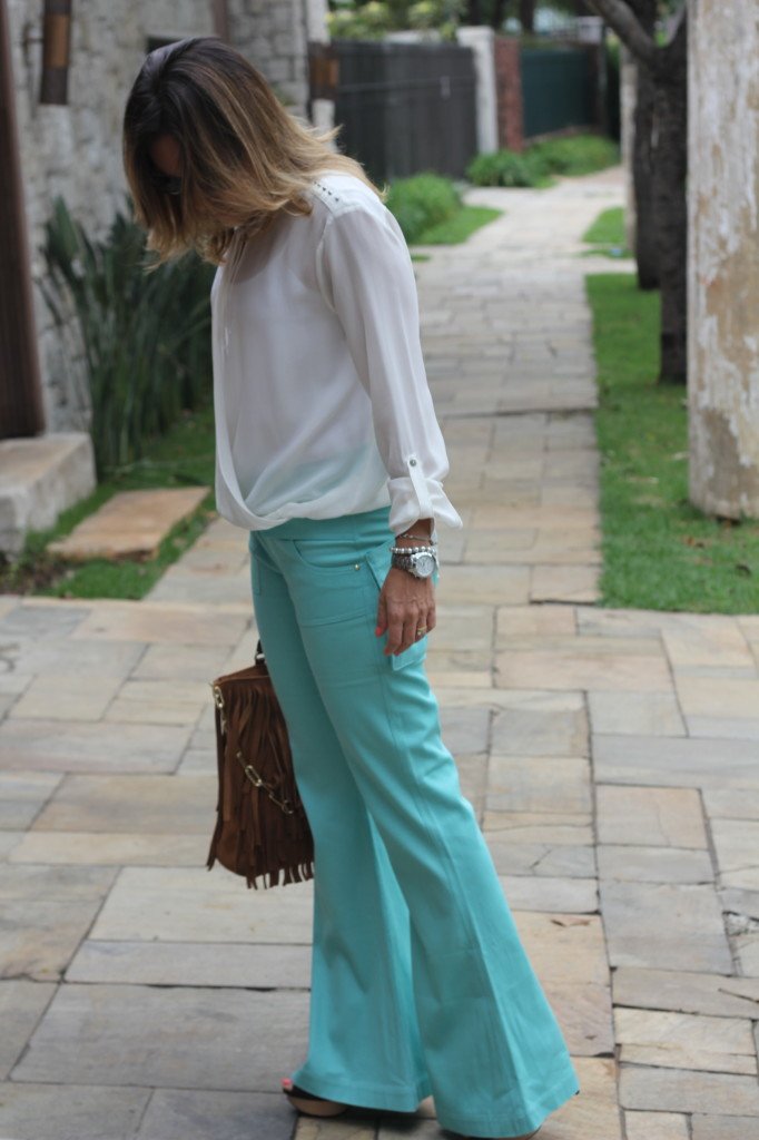 Look do dia trabalho pérolas da chris castro calça flare turquesa renata campos blusa branca le lis blanc 9