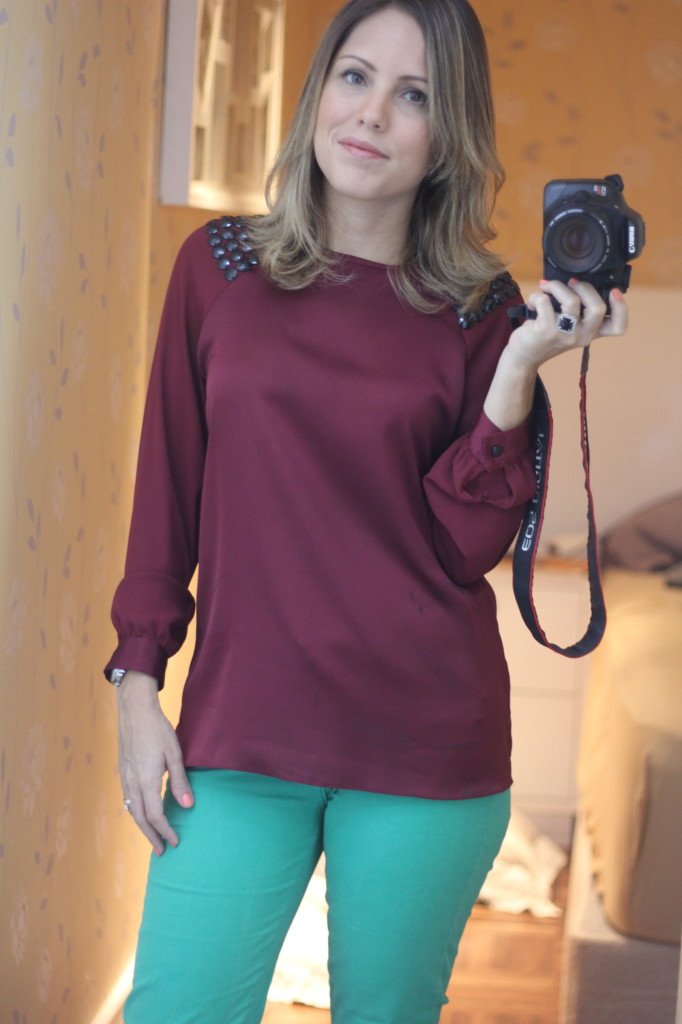 look do dia trabalho pérolas da chris castro color block calça verde blusa burgundy 1