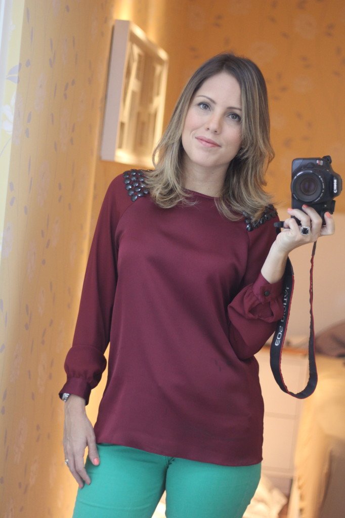 look do dia trabalho pérolas da chris castro color block calça verde blusa burgundy 2