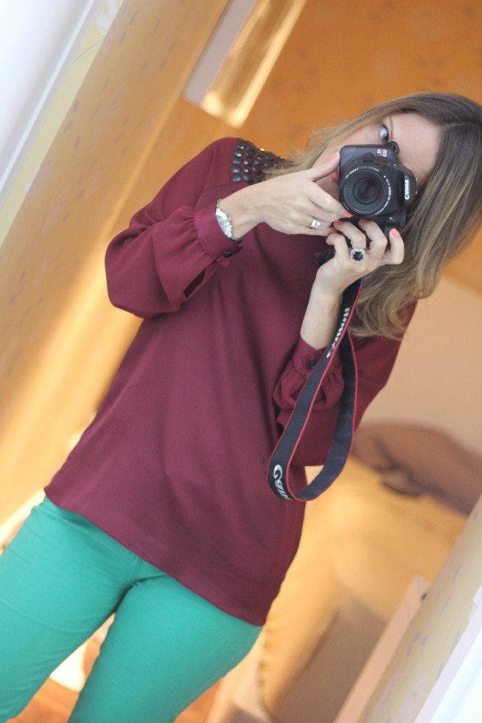 look do dia trabalho pérolas da chris castro color block calça verde blusa burgundy 4