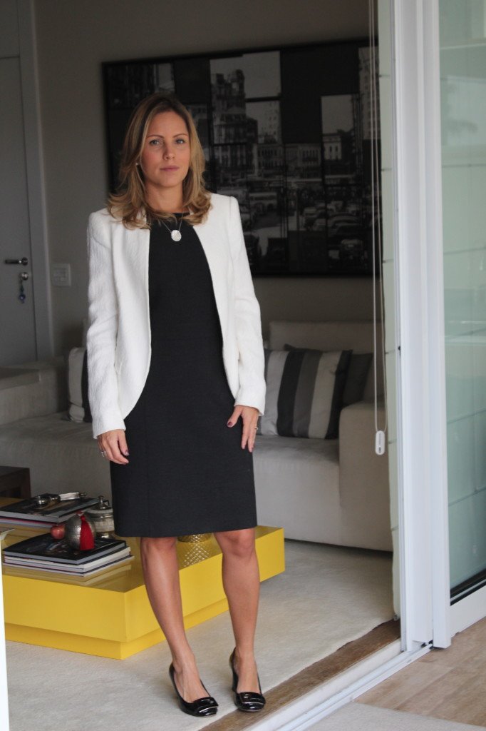 Look do dia roupa de trabalho pérolas chris castro tubinho preto blazer branco zara 1