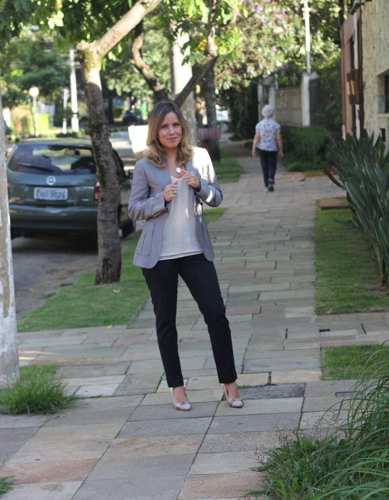 Look do dia trabalho pérolas chris castro calça preta regata blazer burberry 1