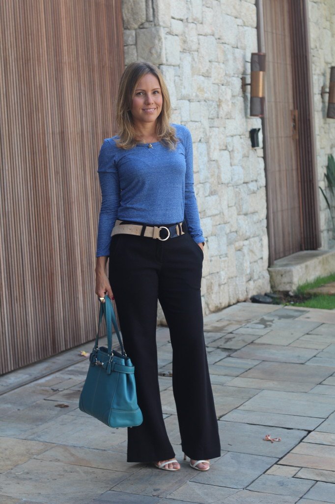 Look do dia street style trabalho pérolas chris castro calça flare preta blusa básica azul cinto colsa azul 1