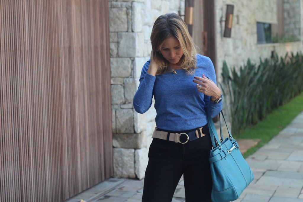 Look do dia street style trabalho pérolas chris castro calça flare preta blusa básica azul cinto colsa azul 6