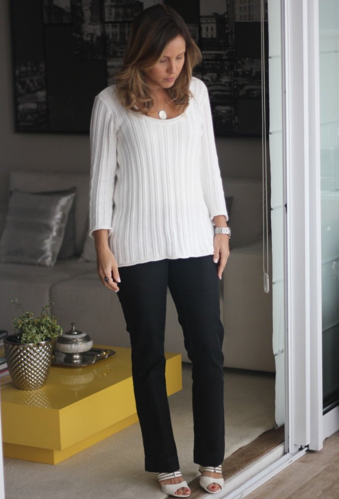 Look do dia trabalho casual malha tricot branco gregory calça preta le lis blanc pérolas chris castro 2