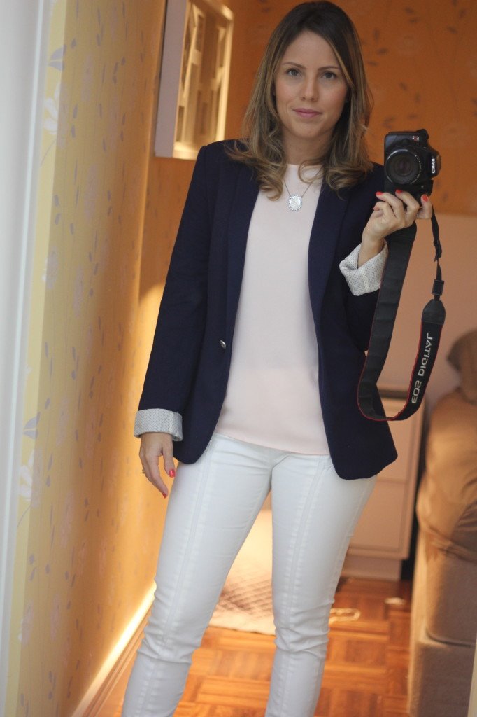 Look do dia trabalho pérolas chris castro calça branca bobstore regata blazer malha zara 2