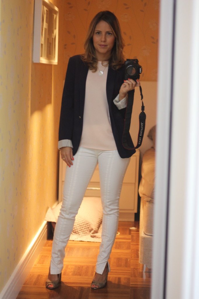 Look do dia trabalho pérolas chris castro calça branca bobstore regata blazer malha zara 3