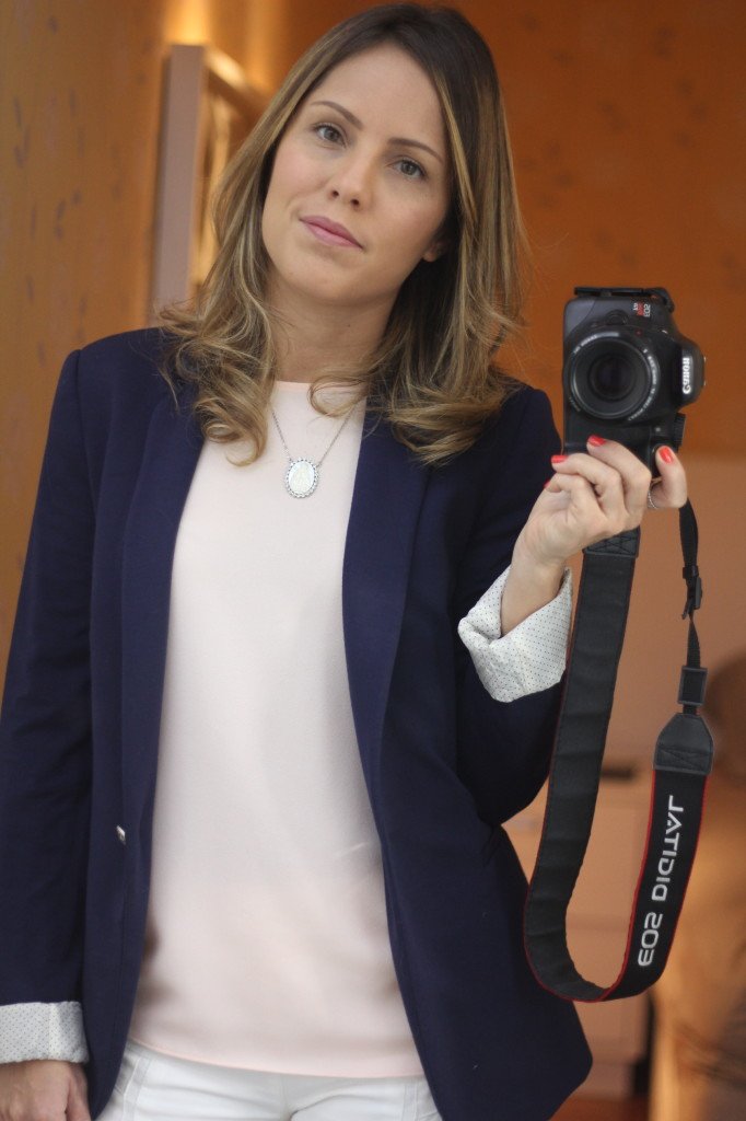 Look do dia trabalho pérolas chris castro calça branca bobstore regata blazer malha zara 5