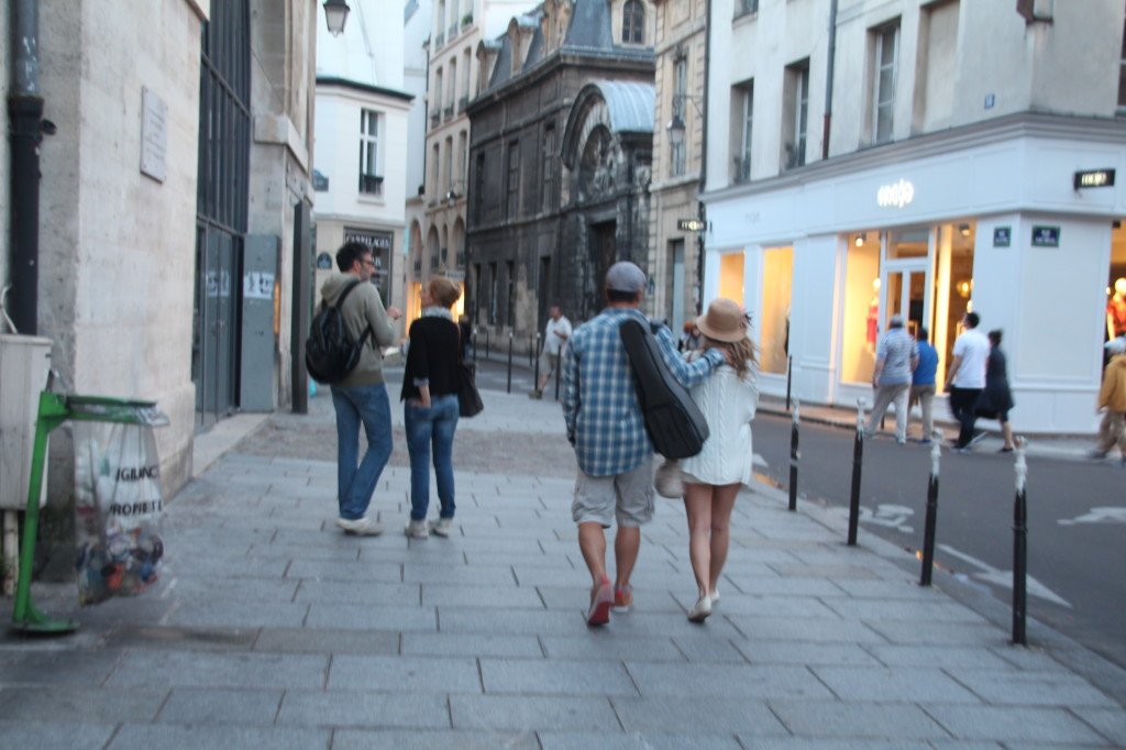 Pérolas da chris em paris marais look do dia short branco moletom cardigã chapéu espadrilhe chanel 17