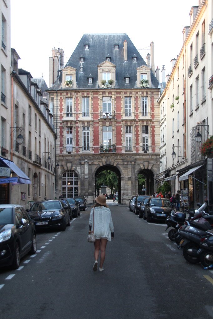 Pérolas da chris em paris marais look do dia short branco moletom cardigã chapéu espadrilhe chanel 5