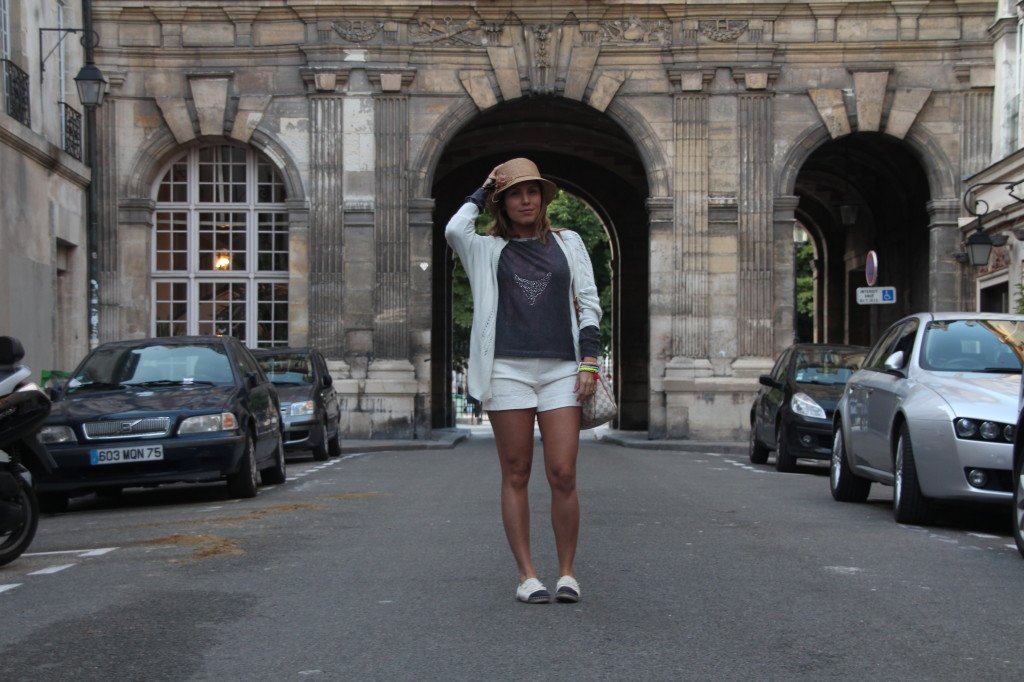 Pérolas da chris em paris marais look do dia short branco moletom cardigã chapéu espadrilhe chanel 6