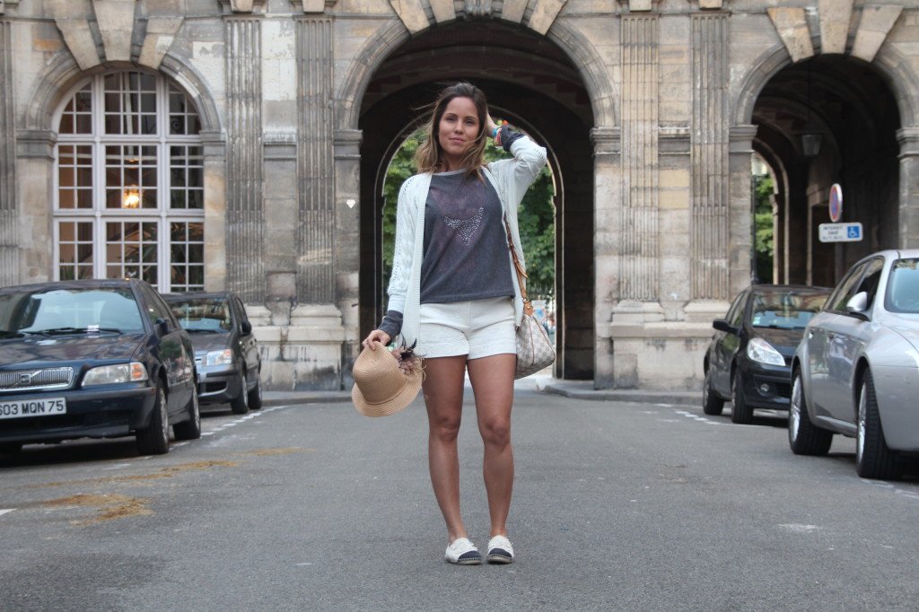 Pérolas da chris em paris marais look do dia short branco moletom cardigã chapéu espadrilhe chanel 7