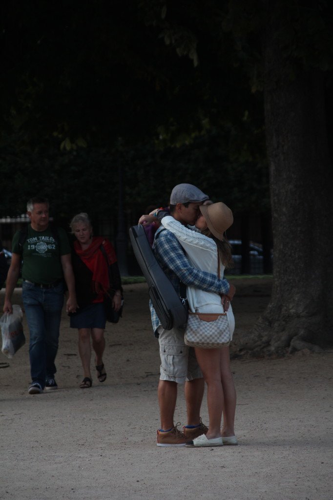 Pérolas da chris em paris marais look do dia short branco moletom cardigã chapéu espadrilhe chanel 9