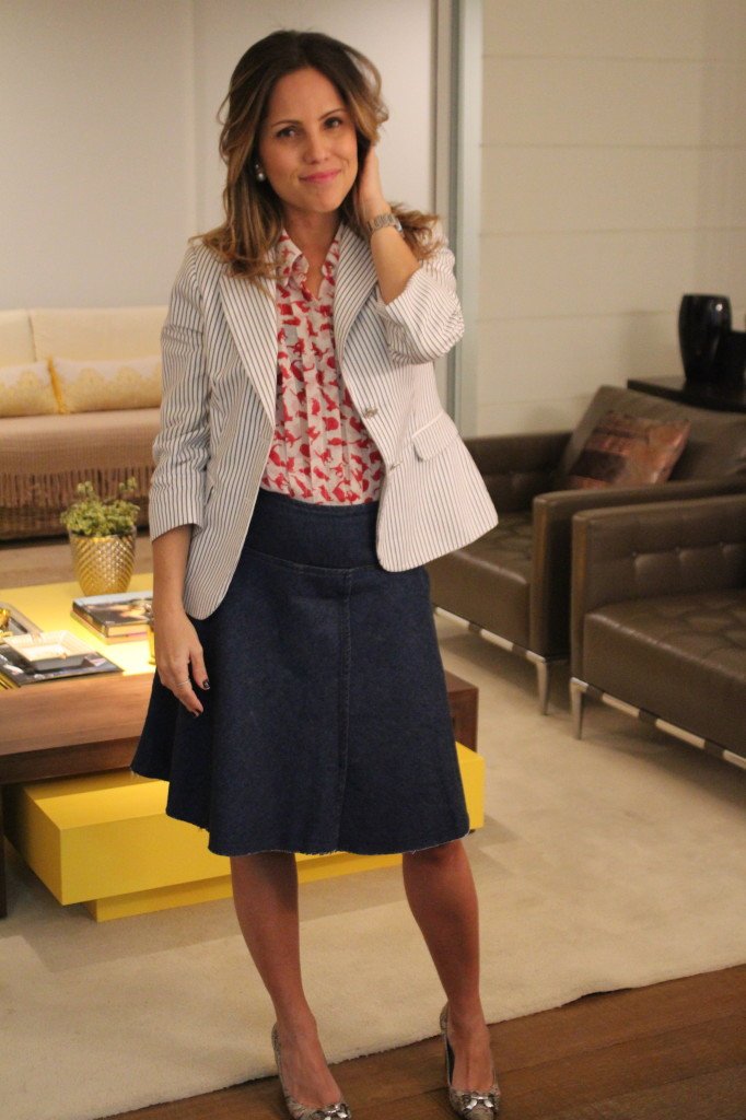 Look do dia trabalho pérolas chris castro saia jeans blusa estampada blazer navi thássia naves 2