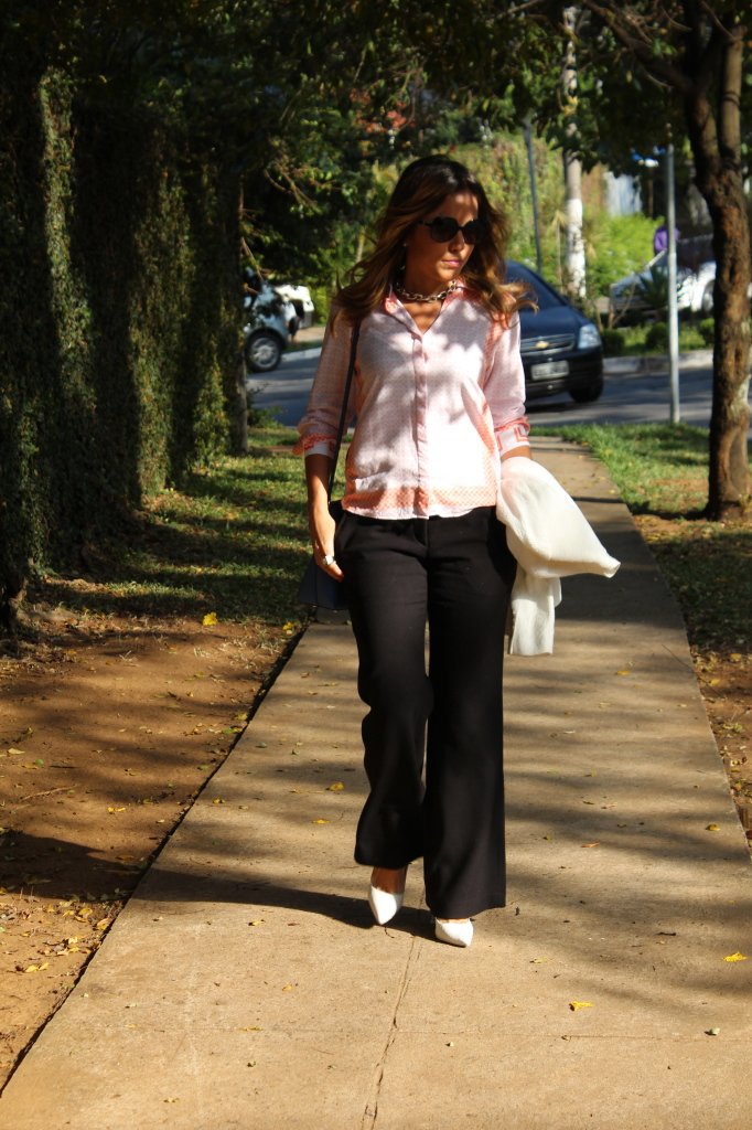 Look do dia trabalho street style pérolas chris castro calça preta camisa toli corrente scarpin branco 1