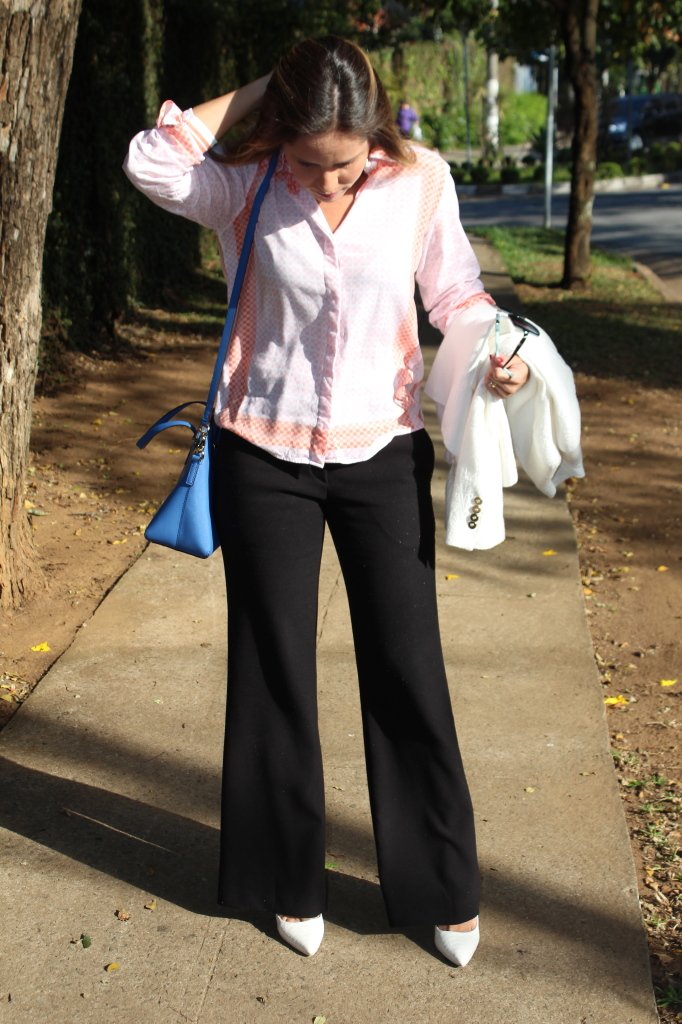 Look do dia trabalho street style pérolas chris castro calça preta camisa toli corrente scarpin branco 10