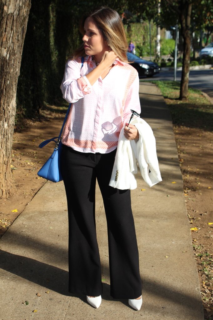 Look do dia trabalho street style pérolas chris castro calça preta camisa toli corrente scarpin branco 11