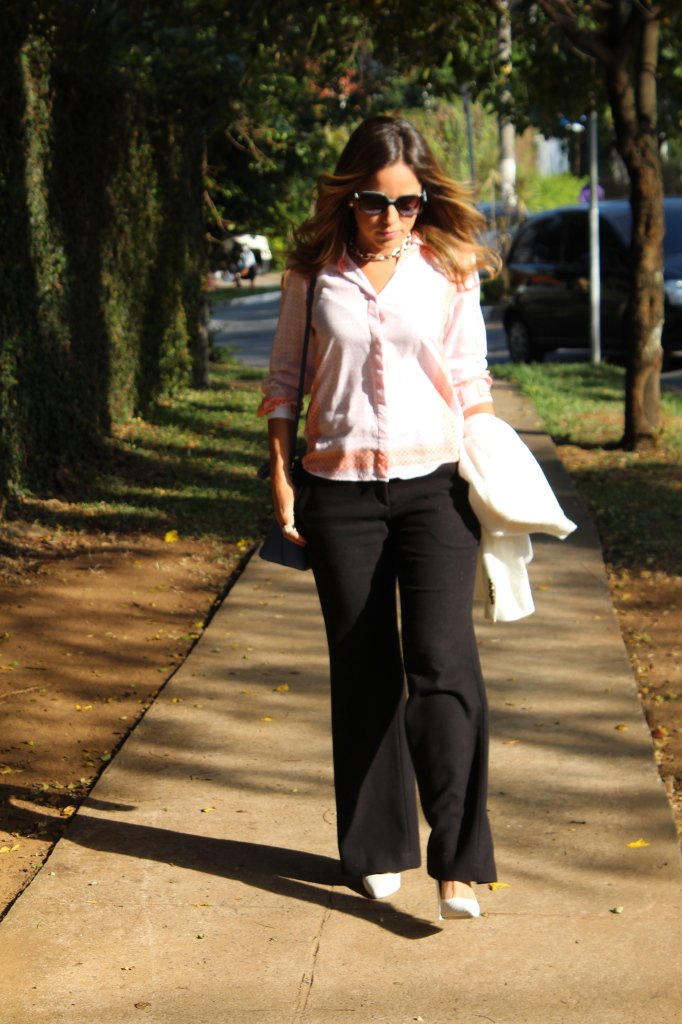 Look do dia trabalho street style pérolas chris castro calça preta camisa toli corrente scarpin branco 2