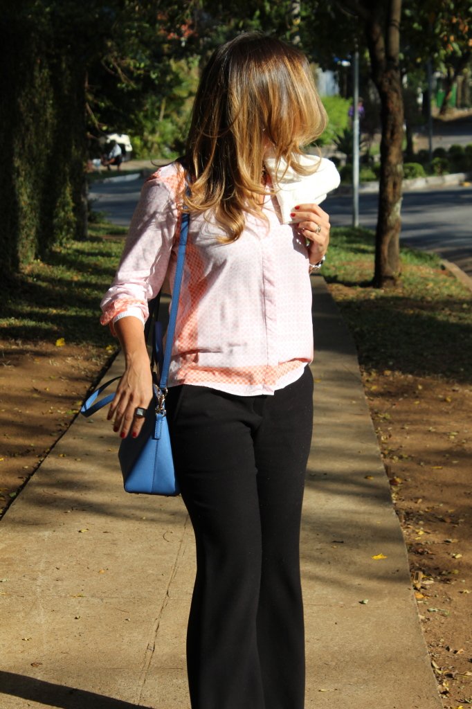 Look do dia trabalho street style pérolas chris castro calça preta camisa toli corrente scarpin branco 4