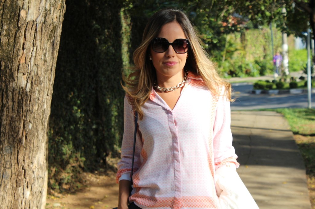 Look do dia trabalho street style pérolas chris castro calça preta camisa toli corrente scarpin branco 5