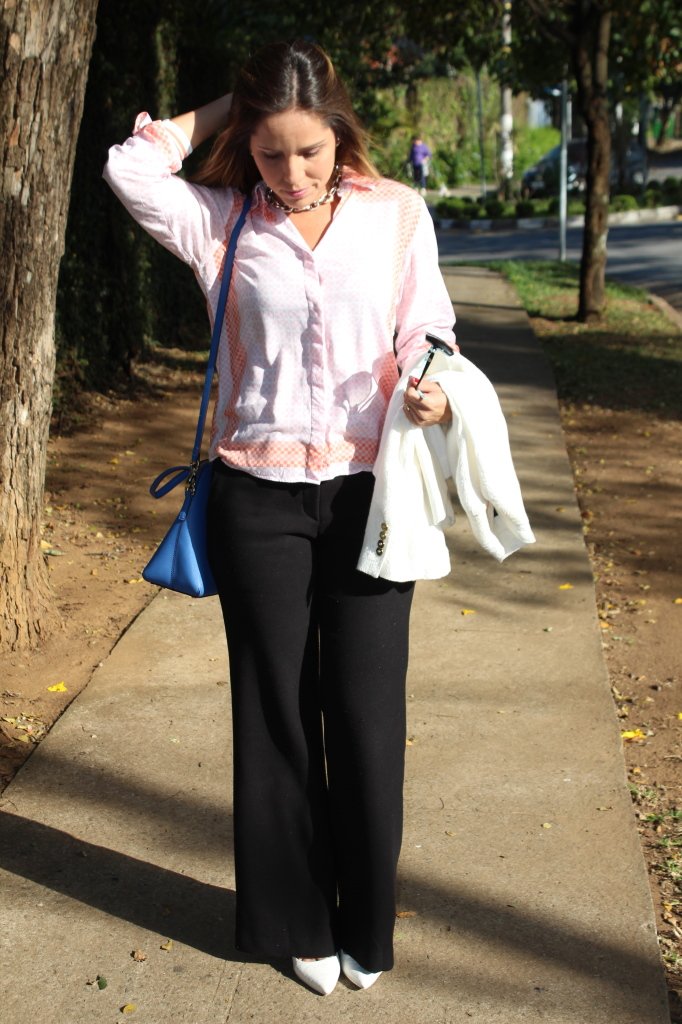 Look do dia trabalho street style pérolas chris castro calça preta camisa toli corrente scarpin branco 9