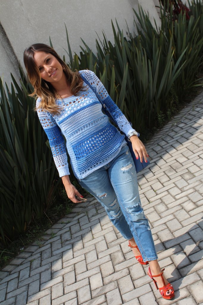 Look do dia casual pérolas chris castro com jeans destroied zara tricot bobstore sandália vermelha schultz 1